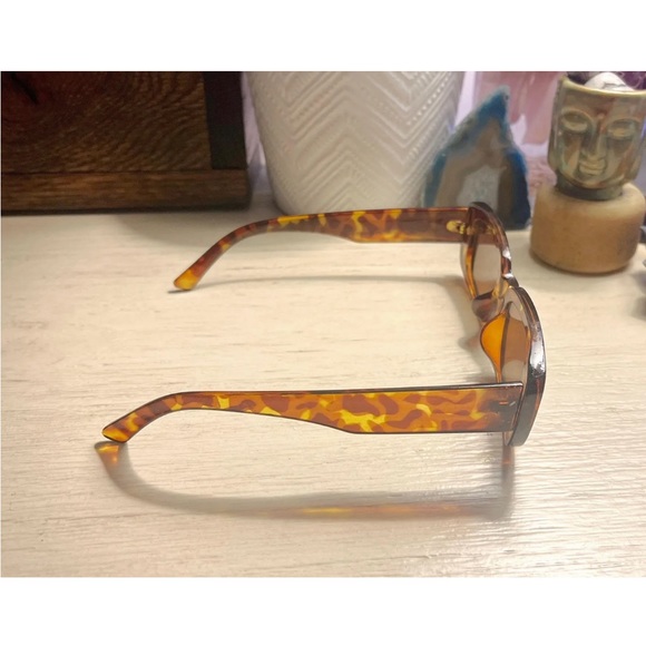 Chic Sunglasses - Picture 4 of 4